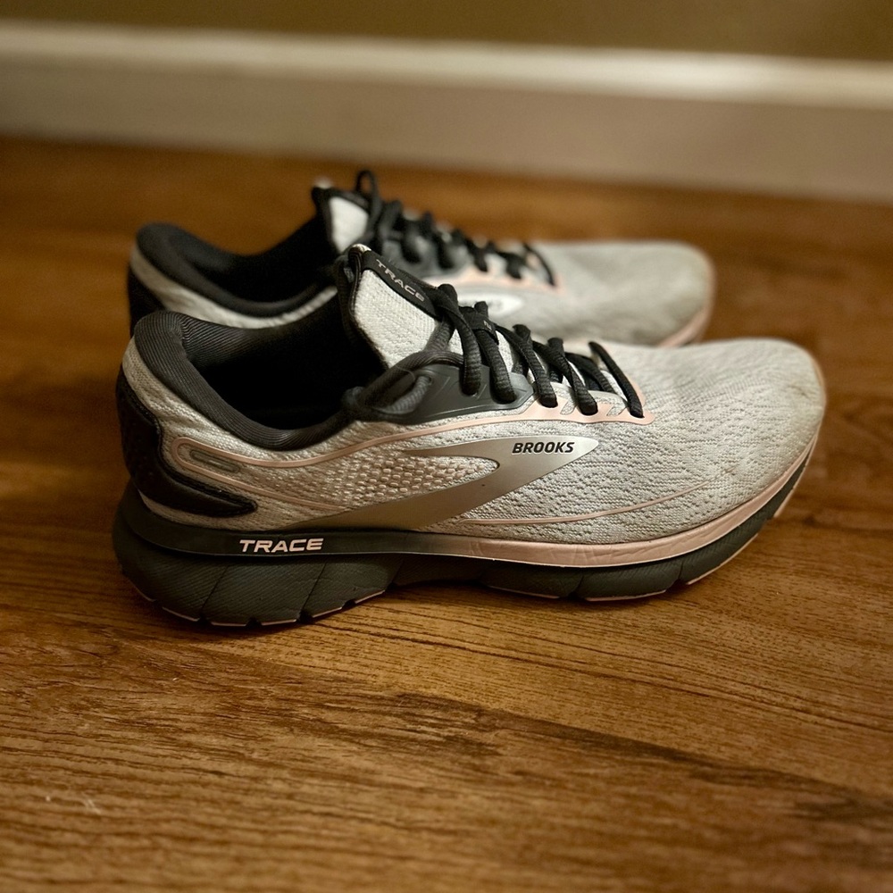 Womens Brooks tennis shoes, size 9, color gray, pink.